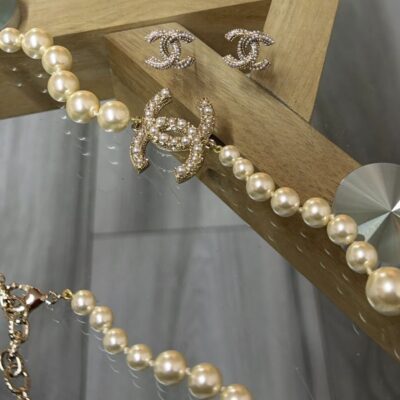 Varese dhe Vethe Chanel Imitim i mir i origjinalit me gdhendie dhe perla te kultivuara